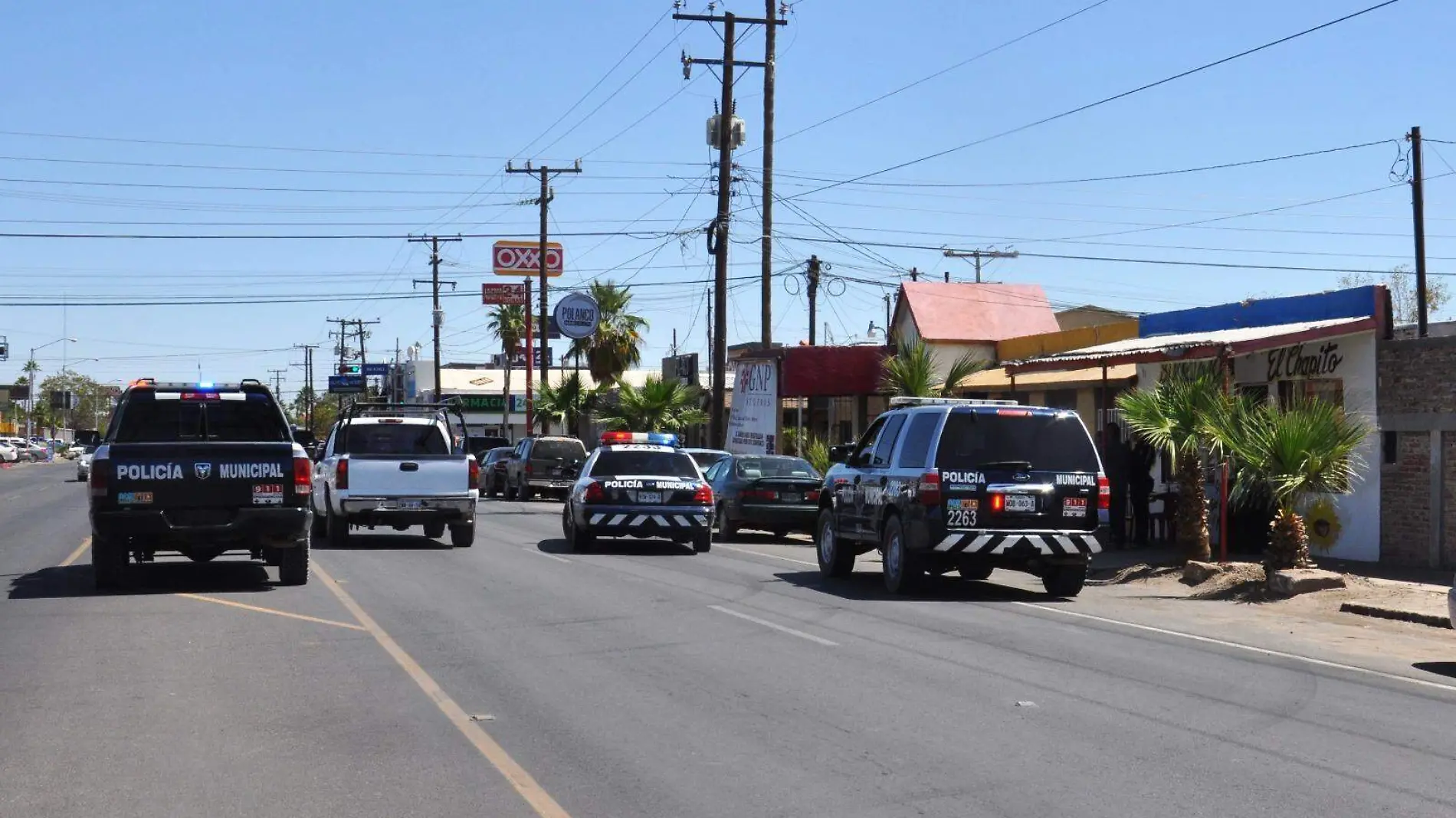 La policía se encuentra realizando la búsqueda de la responsable de las lesiones sufridas con arma blanca por una vecina de la avenida Bugambilias entre calles 32 y 33, esta mañana.